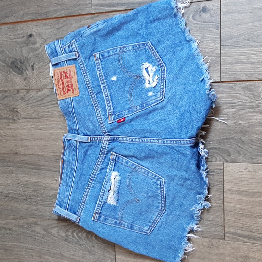 Women's  fly button Levi's Tattered jean short shorts size 28 - Picture 7 of 7